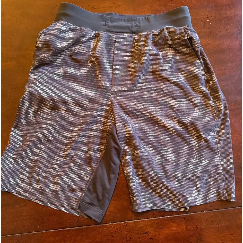 Lululemon Men’s Camo Size S, 7” liner-less short